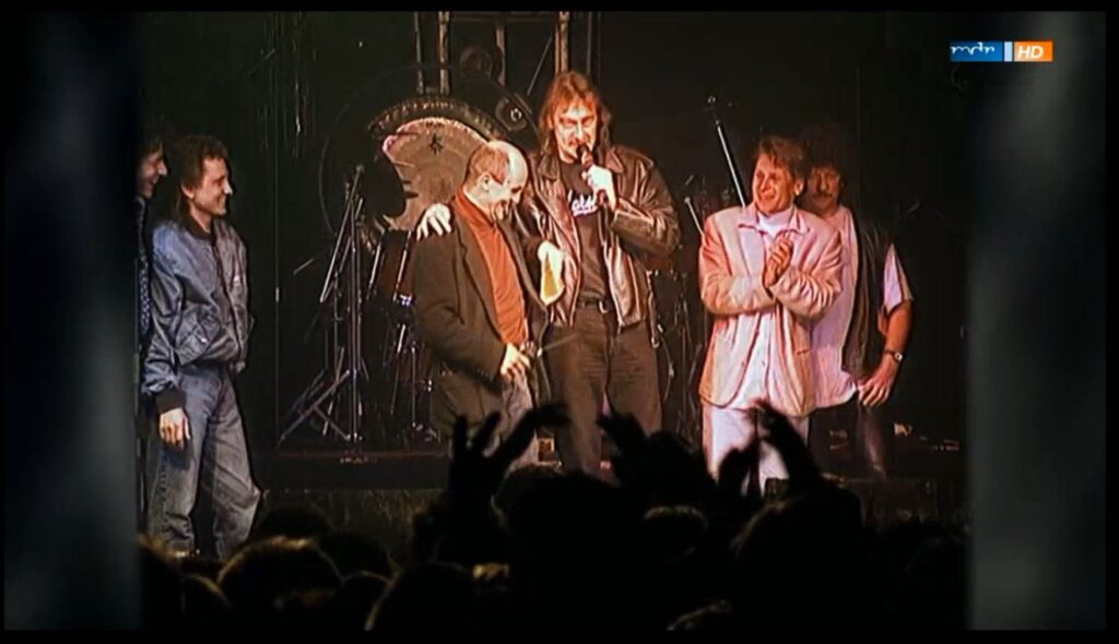 Moderator Gerd Edler mit den Puhdy im Tivoli Freiberg