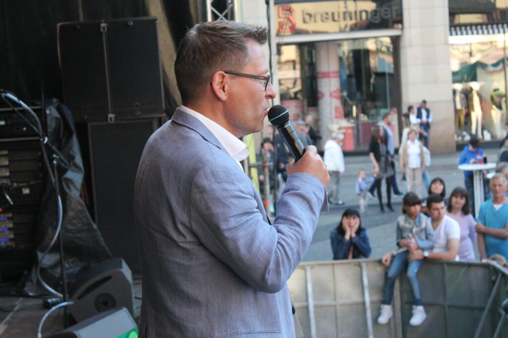 moderator-gerd-edler-beim-stadtfest-leipzig-2017-gerdedler.de