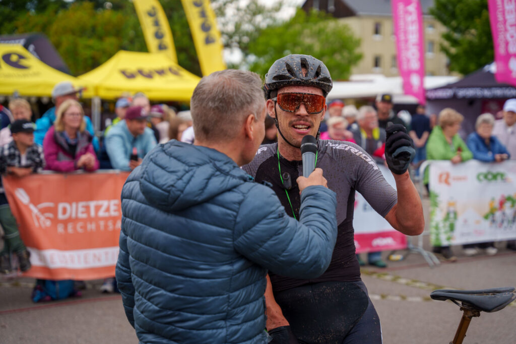 Event Moderator bei einer Sportveranstaltung EBM